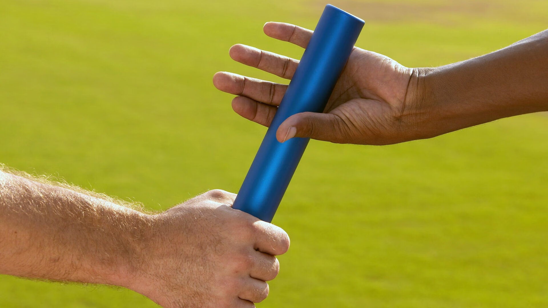 九游体育在线直播-自行车下坡赛成都赛区，选手飞跃障碍夺冠，自行车下坡最快速度